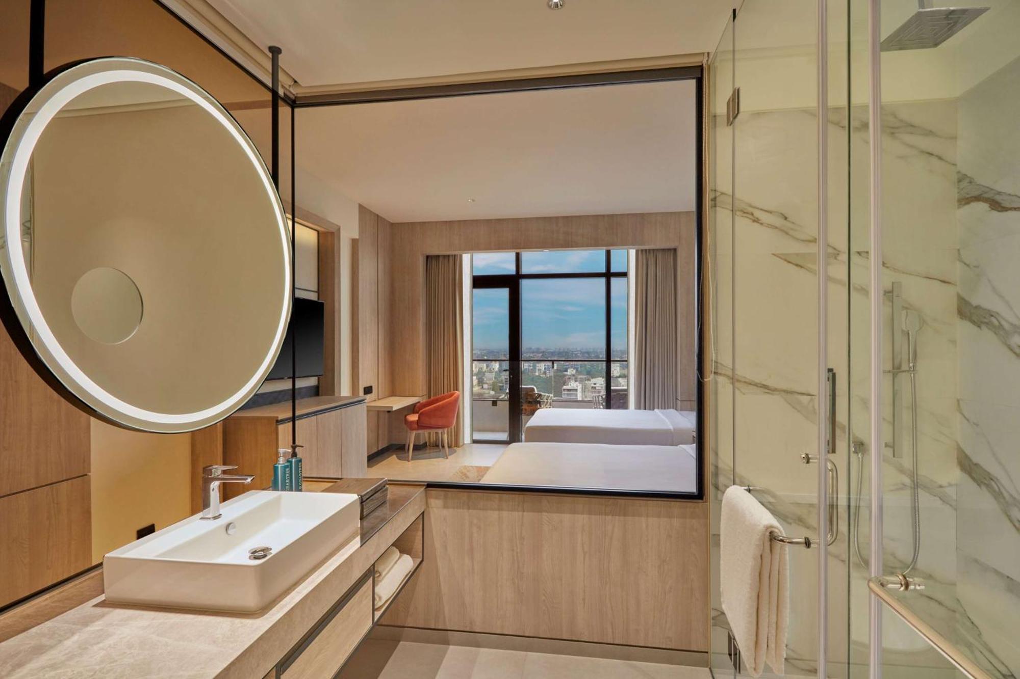 Hilton Gurugram Baani City Centre Gurgaon Ngoại thất bức ảnh