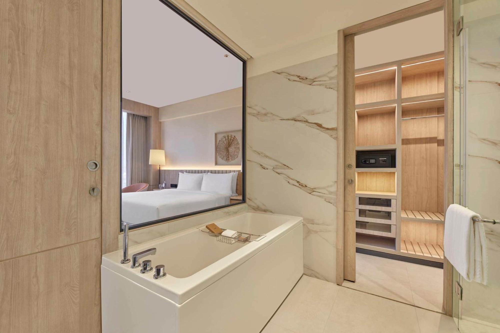 Hilton Gurugram Baani City Centre Gurgaon Ngoại thất bức ảnh